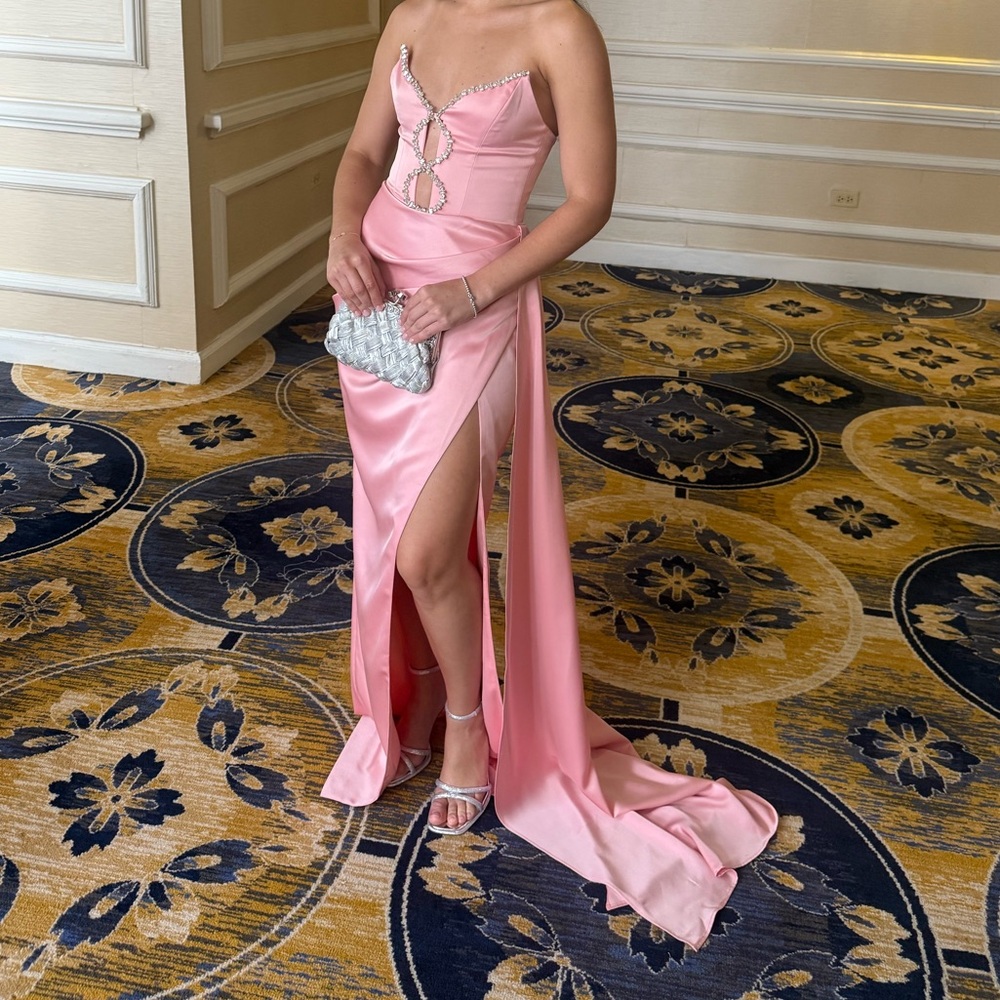 Miss Circle- Elegant Pink Strapless Dress